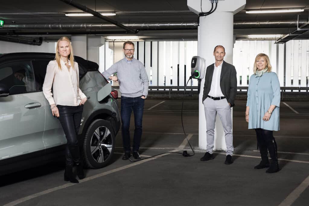 Inauguration group picture in front of charging car: Susanne Hägglund, Responsible Global aftermarket Volvo Cars; Axel Thegerström Edh, Sustainability Director Essity; Rasmus Bergström, Managing Director BatteryLoop; and Agneta Kores, Managing Director Stena Fastigheter Göteborg